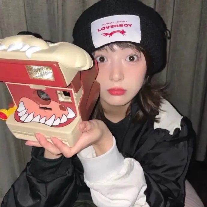 女生向前走